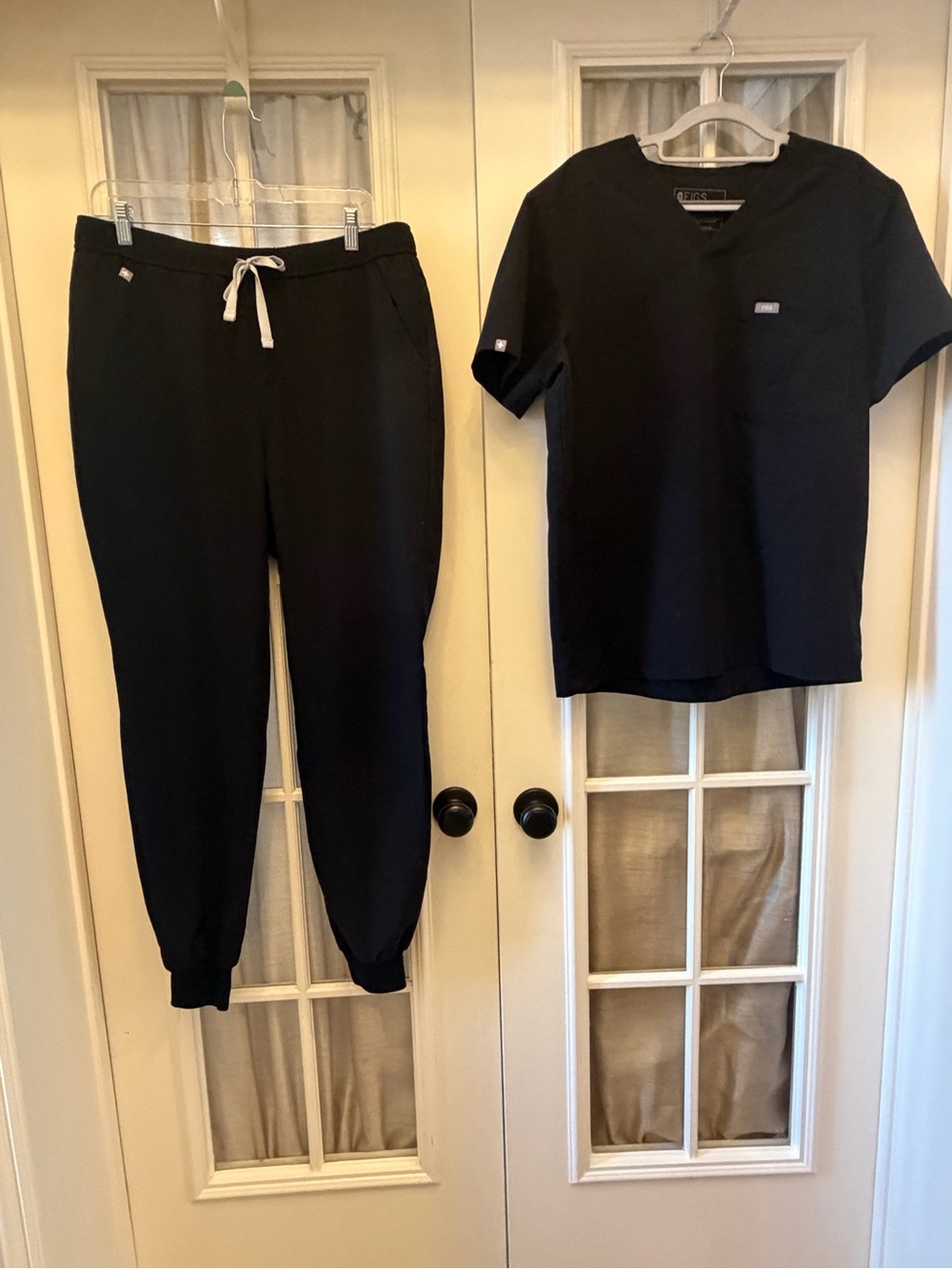 MEDIUM Top LARGE Bottoms Black Men’s Figs Set w/ Joggers EUC